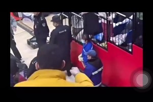 楊瀚森此前在CBA受傷時離場，遭球迷辱罵：CNM，死去吧??